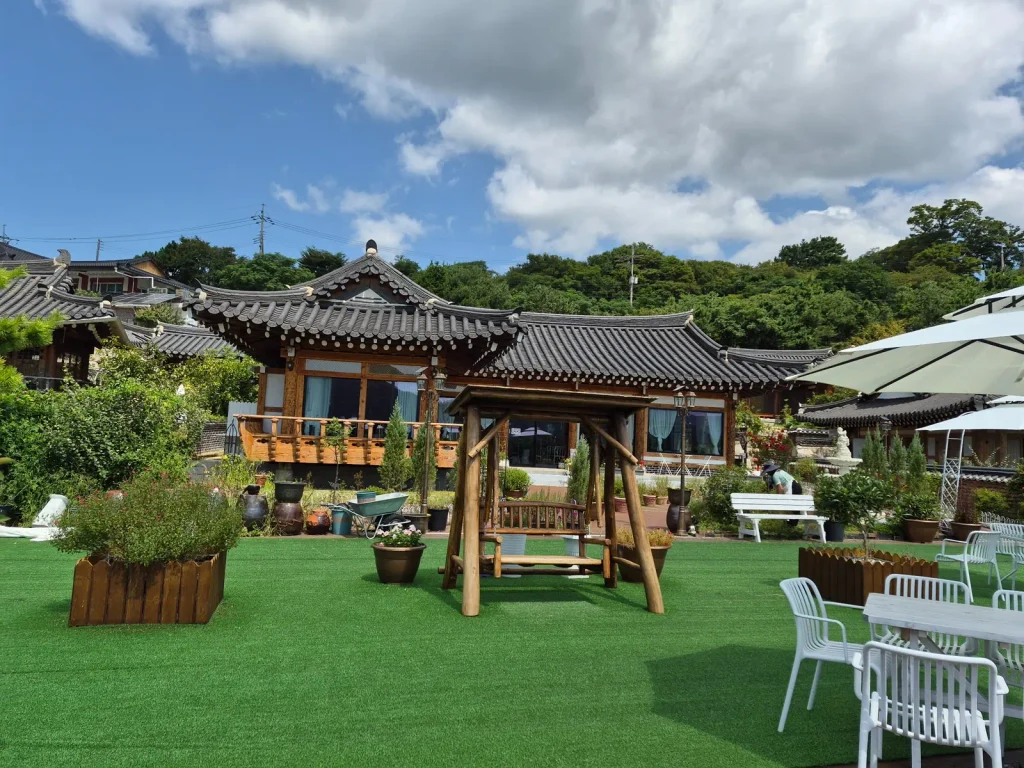 Hanok buildings and outdoor garden seating at Cafe Dahwa in Yeonggwang